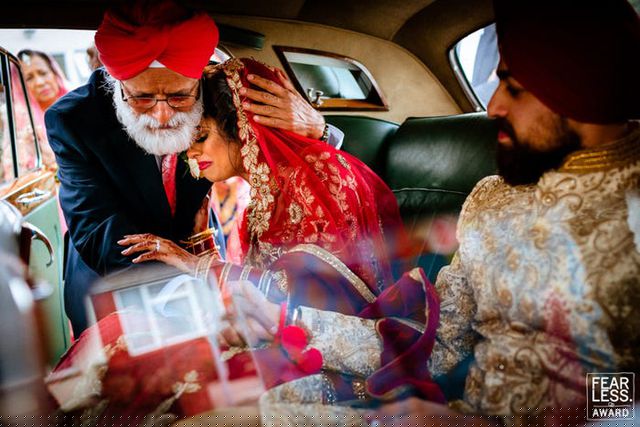 Một cô dâu rơi nước mắt khi ôm từ biệt gia đình để về nhà chồng. Ảnh chụp năm 2019 của Paul Rogers.