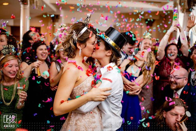 Cặp đôi mới cưới chia sẻ một nụ hôn ngọt ngào trong bức ảnh chụp năm 2019 của Brittany Diliberto.