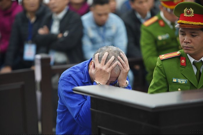 Bị cáo tỏ ra vô cùng ân hận trước hành vi của mình gây ra thảm án cho gia đình nhà em trai.