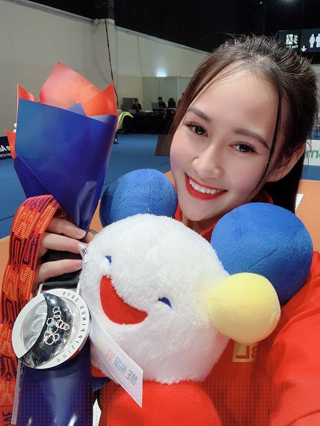 Bên cạnh niềm vui sớm hoàn thành chỉ tiêu thì sức hút của người hâm mộ lại đổ dồn về nhan sắc của một nữ vận động viên xinh đẹp đội tuyển đấu kiếm, dù cô chỉ giành huy chương Bạc.