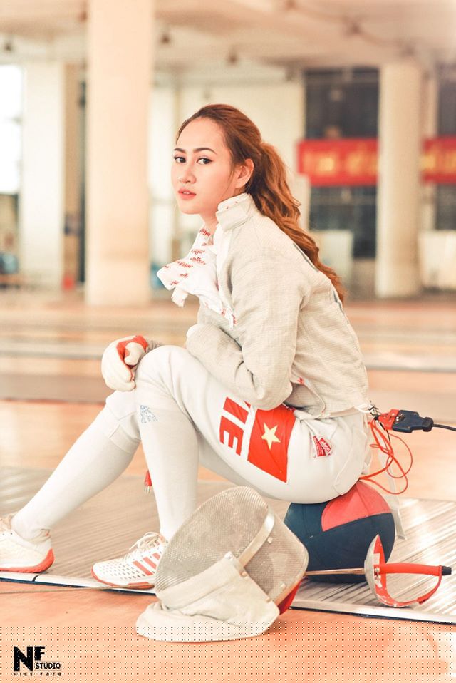 Đó là nữ vận động viên Lê Minh Hằng nội dung kiếm chém. Cô gái trẻ nhận nhiều lời tán tương về nhan sắc xinh đẹp, nụ cười tỏa nắng.