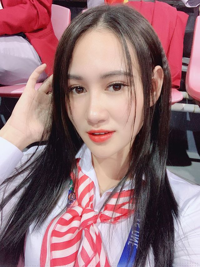 Minh Hằng sở hữu gương mặt trái xoan, làn da trắng ngần và nụ cười tươi tắn.