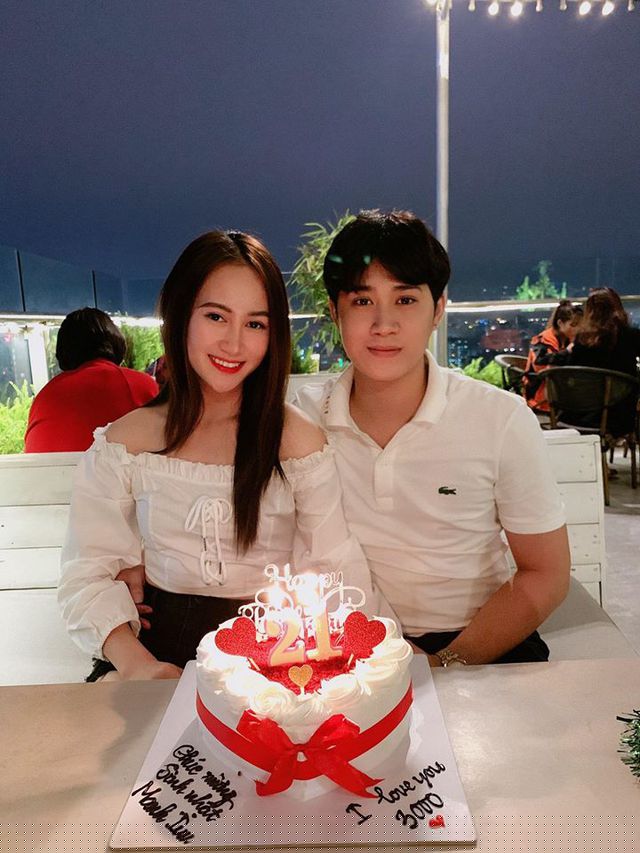 Trên trang cá nhân, cặp đôi cũng thường xuyên chia sẻ ảnh hạnh phúc bên nhau.