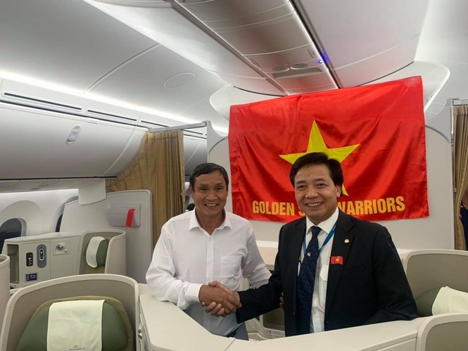 Cơ trưởng bắt tay chúc mừng HLV trưởng đội tuyển nữ Việt Nam Mai Đức Chung