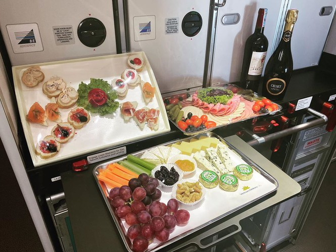 Một phần bữa tiệc chiêu đãi đoàn thể thao trên chuyến bay.