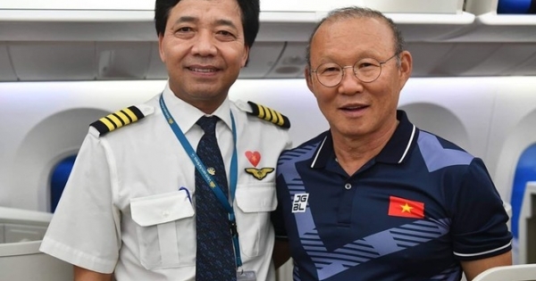 Cơ trưởng chuyến bay chở các nhà vô địch kể những chuyện lạ