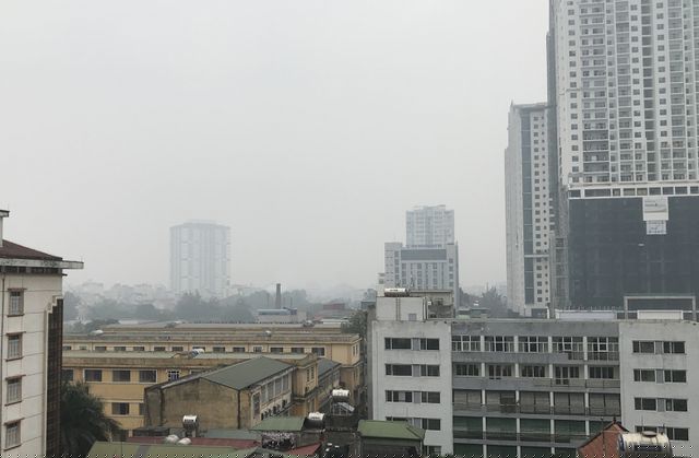 Nội thành TP Hà Nội chìm trong màn sương mờ ảo.