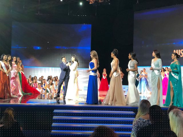 Lương Thuỳ Linh (đứng thứ hai từ phải sang) trên sân khấu công bố top 12 Hoa hậu Thế giới 2019.