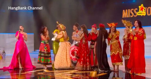 Lương Thuỳ Linh (ngoài cùng bên phải) cùng 9 thí sinh có dự án nhân ái xuất sắc nhất vào thẳng top 40 cuộc thi Hoa hậu Thế giới 2019.