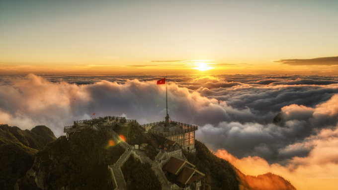 Fansipan bồng bềnh trong mây (ảnh Kiều Tú)