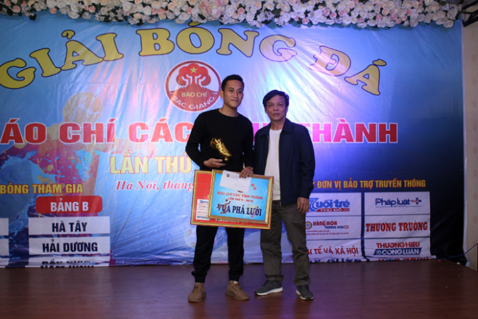 Cầu thủ Bùi Thanh Xuân – CLB FB Báo chí Thanh Hóa với danh hiệu vua phá lưới với 8 bàn thắng đã được ghi trong mùa giải năm nay.