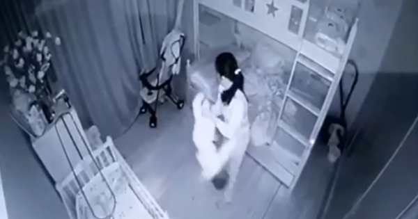 Nữ giúp việc xách ngược bé gái 14 tháng tuổi bị khởi tố tội “Hành hạ người khác”