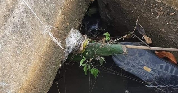 Phát hiện thi thể người đàn ông chết trong cống nước, chỉ lộ 2 chân ra ngoài