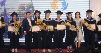 50 suất học bổng được trao trong chương trình “Nâng bước thủ khoa 2019”