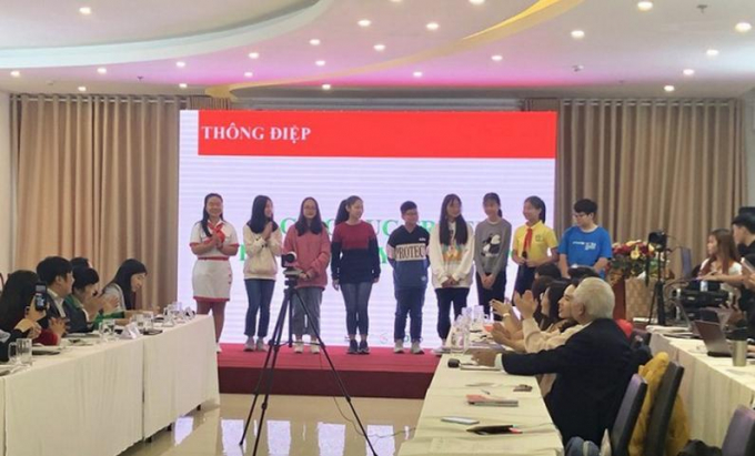 Nhóm trẻ em tiêu biểu của 3 miền Bắc - Trung - Nam tham gia đối thoại.