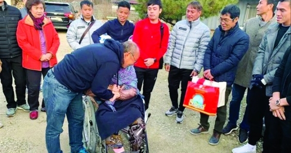 Thầy Park rơi nước mắt khi về thăm mẹ