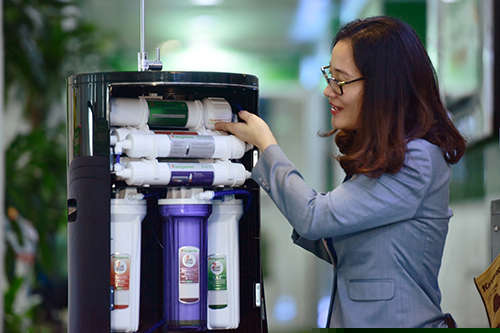 Bộ lõi chức năng tái khoáng và tạo Hydrogen trong nước, kết nối bằng cút nối nhanh dễ dàng thao tác.