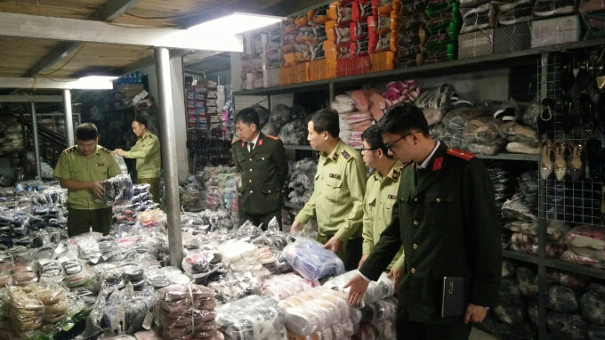 Hơn 1000 đôi giày dép có dấu hiệu giả mạo bị thu giữ tại Vĩnh Tường, Vĩnh Phúc. Ảnh: Cục QLTT