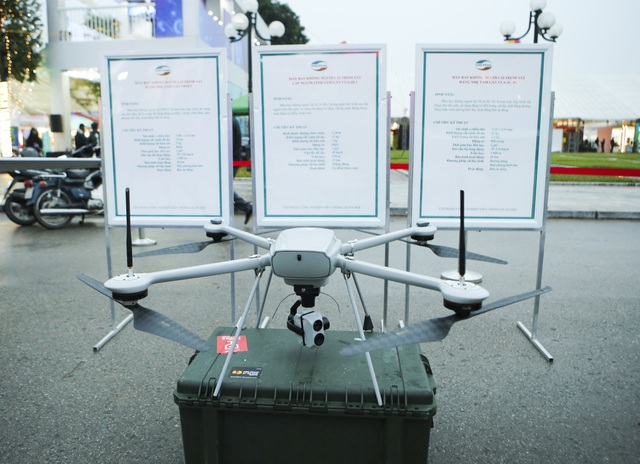 Cuối cùng là chiếc máy bay không người lái trinh sát cấp người lính tầm gần VUA-QL1. Là loại máy bay trinh sát tầm gần, sử dụng 4 động cơ điện, cất cánh và hạ cánh thẳng đứng, hoạt động tự động hoàn toàn.