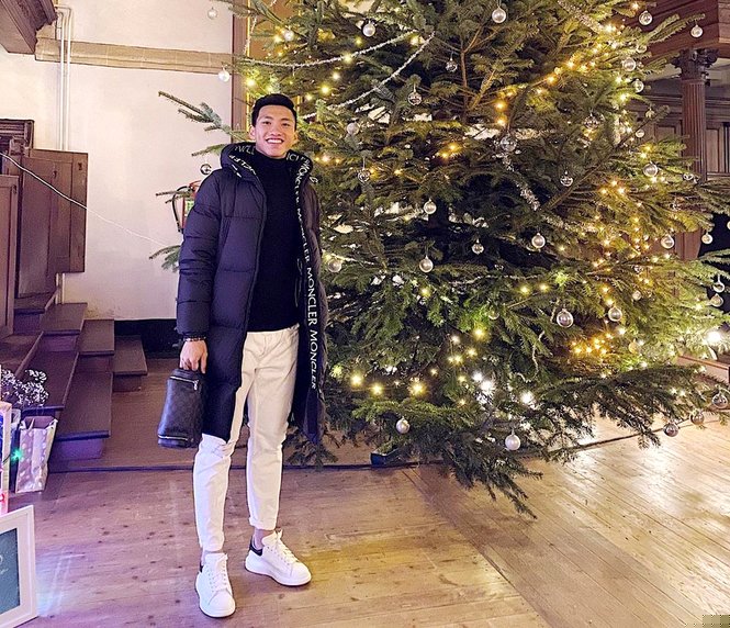 Đoàn Văn Hậu khoe vẻ nam thần bên cây thông Noen. (Ảnh IGNV)