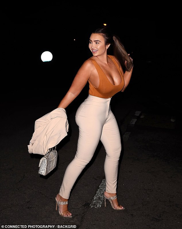 Lauren Goodger mặc xẻ ngực sâu phô vòng 1 'ngộp thở' - ảnh 2