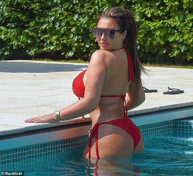 Lauren Goodger mặc xẻ ngực sâu phô vòng 1 'ngộp thở' - ảnh 6