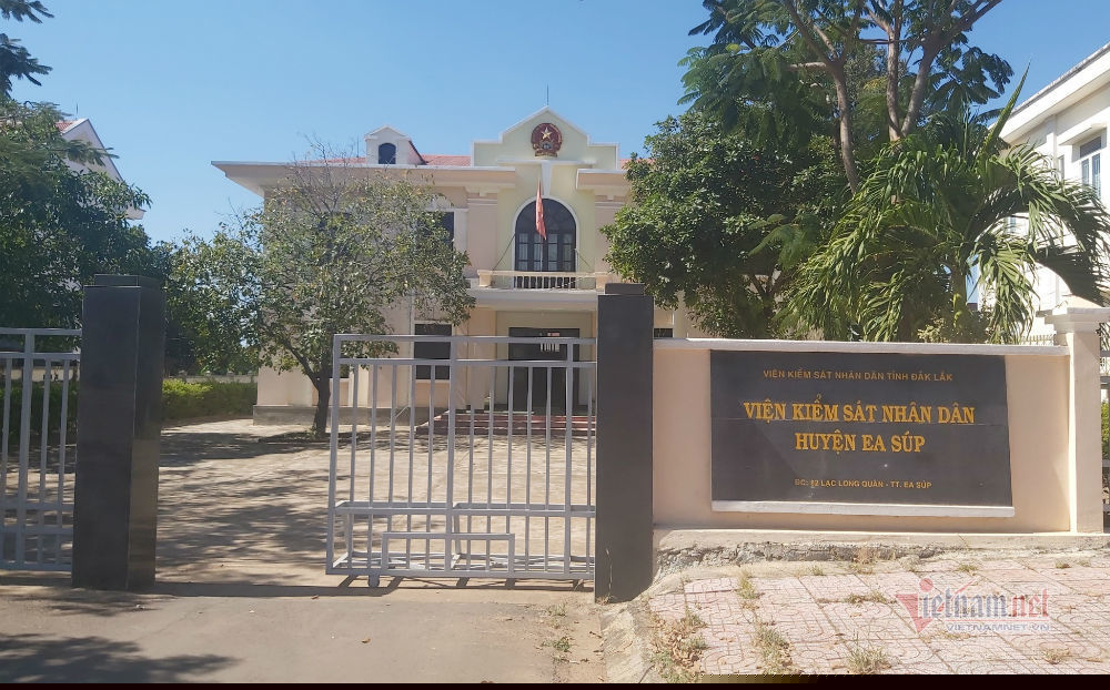 Nghi vấn Viện trưởng KSND ở Đắk Lắk đi hát karaoke ôm bị quay clip