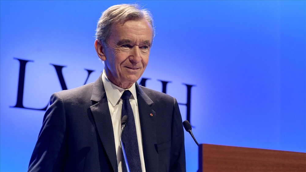 Bernard Arnault là người đứng đầu Tập đoàn quốc tế của Pháp Moët Hennessy Louis Vuitton (LVMH). Tập đoàn này sở hữu hàng loạt thương hiệu “khủng” như Christian Dior, Louis Vuitton và Givenchy. Ảnh: ST