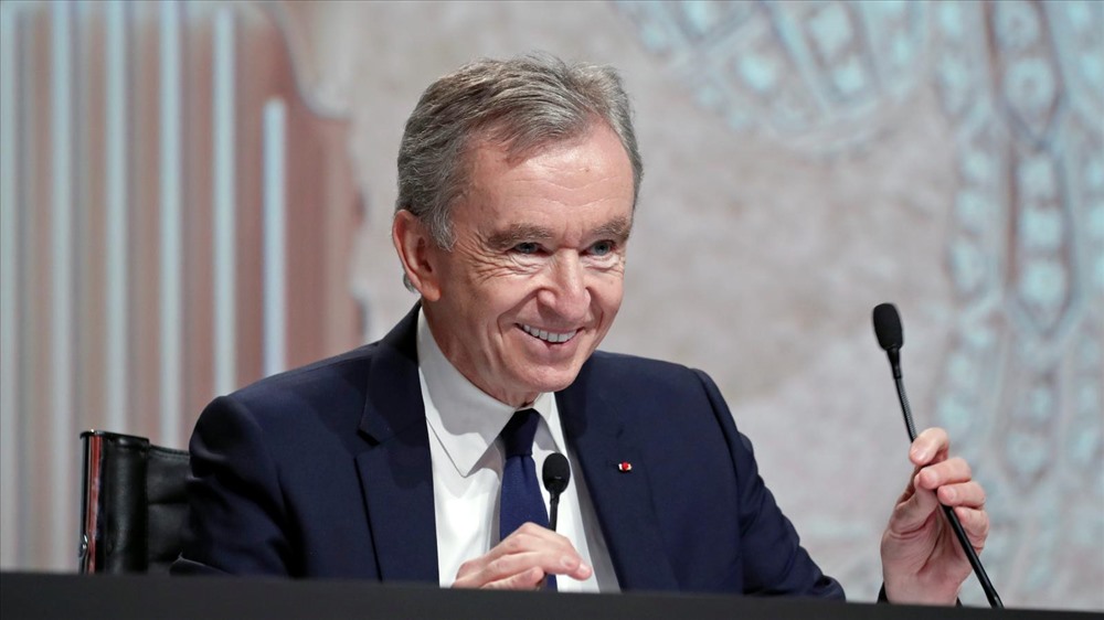 Cũng theo Forbes tính đến ngày 23.12, tài sản của Bernard Arnault đã đạt mốc 109 tỉ USD. Khối tài sản khổng lồ này tăng nhanh đến mức, có những thời điểm Bernard Arnault vượt qua Bill Gates rồi Jeff Bezos, vươn lên nắm giữ vị trí người giàu nhất hành tinh. Ảnh: ST