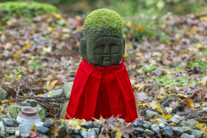 Bức tượng bồ t&aacute;t Jizo mặc yếm đỏ trong vườn ch&ugrave;a Sanzenin ở Kyoto, Nhật Bản