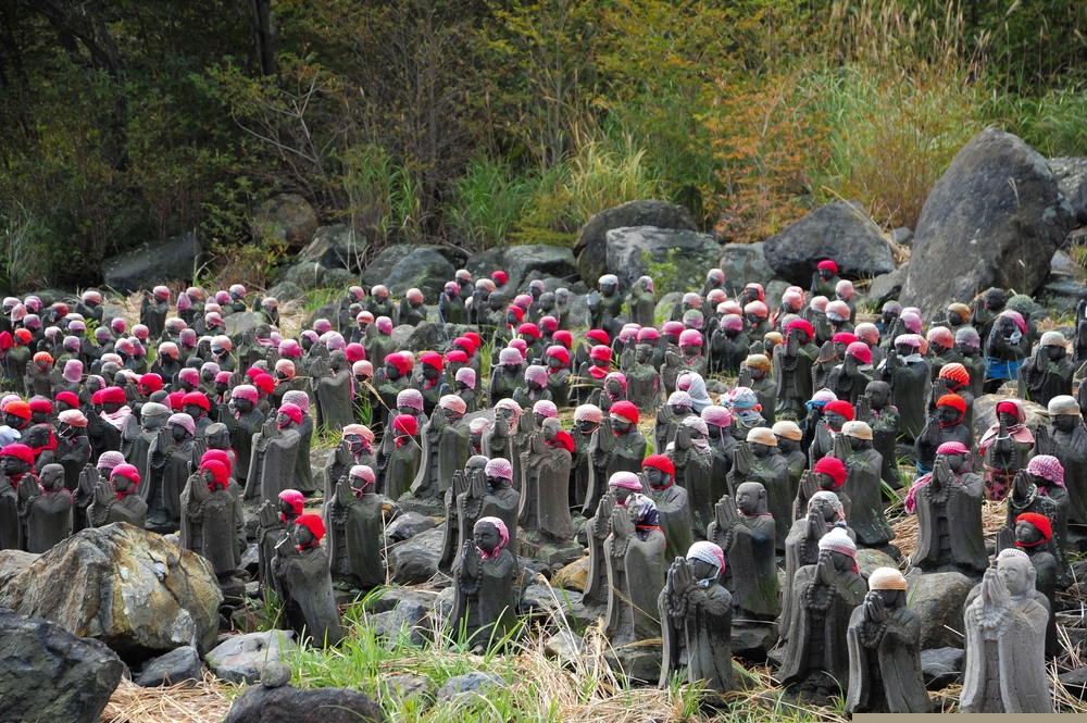 Những bức tượng Jizo ở v&ugrave;ng n&uacute;i lửa Nasu Sessho-seki Rock,Tochigi, Nhật Bản
