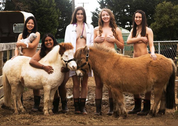 50 sinh vien khoa than, tao dang ben dong vat chup bo lich tu thien hinh anh 2