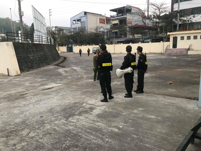 An ninh được thắt chặt nơi tổ chức x&eacute;t xử.