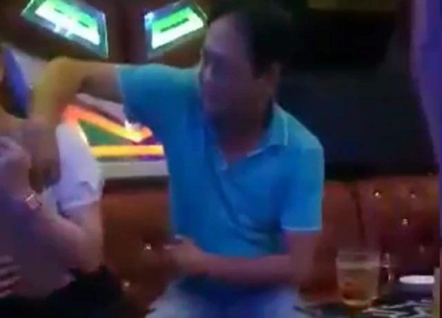 Lộ clip Phó Bí thư Huyện ủy sờ ngực nữ tiếp viên karaoke