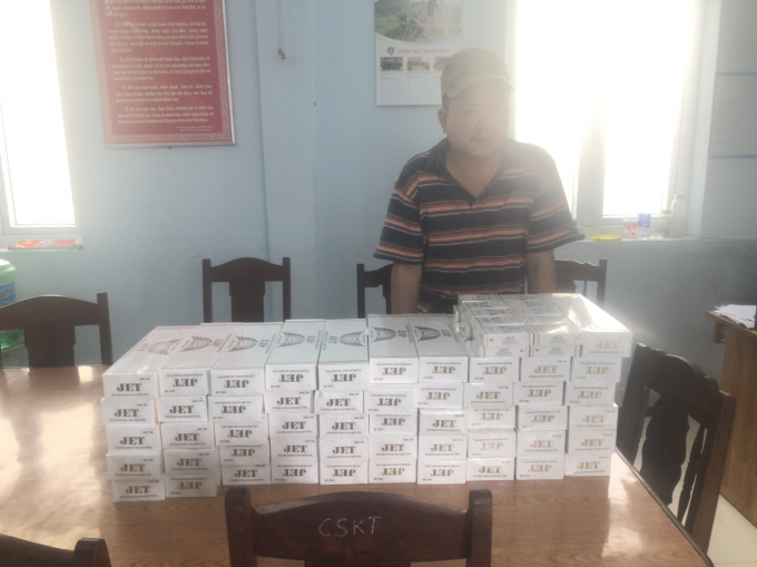 L&aacute;i xe kh&aacute;ch 73B - 007.35 chở theo 530 bao thuốc l&aacute; JET v&agrave; 3 th&ugrave;ng xốp đựng 180 kg thực phẩm gia s&uacute;c kh&ocirc;ng c&oacute; h&oacute;a đơn, chứng từ nguồn gốc xuất xứ v&agrave; kh&ocirc;ng c&oacute; giấy chứng nhận kiểm dịch