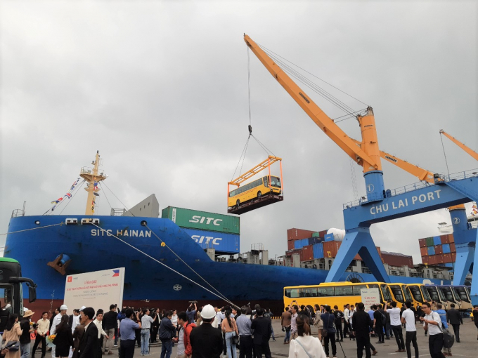 Xe bus thương hiệu Việt chính thức xuất khẩu sang Philippines từ Cảng Chu Lai - Quảng Nam.