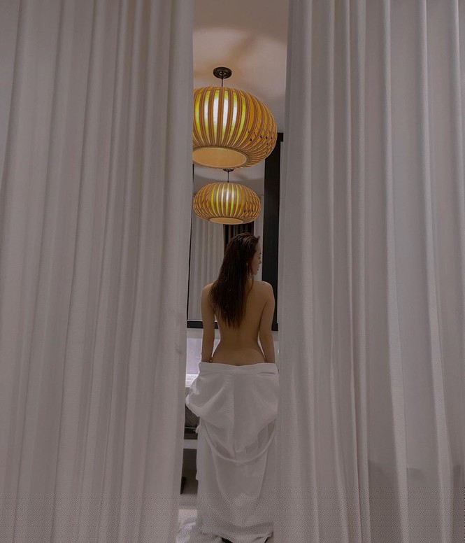 Minh Hằng lại 'đốt mắt' fan với ảnh bán khỏa thân gợi cảm - ảnh 1