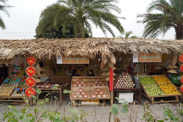 Những gian hàng bày bản đặc sản địa phương được bày bán tại Lễ hội.