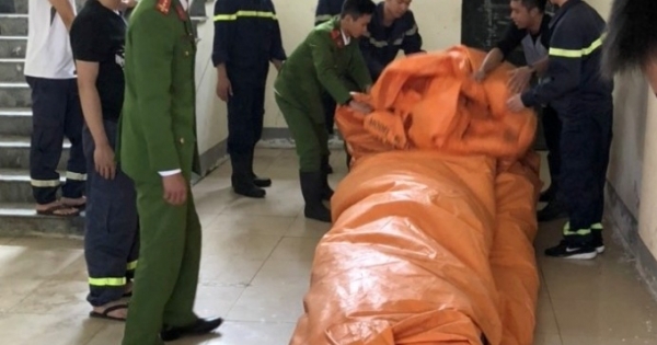 Thuyết phục người phụ nữ định nhảy từ tầng 6 chung cư tự vẫn