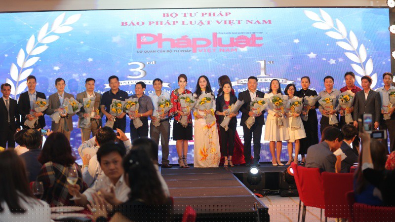 Lãnh đạo Báo Pháp luật Việt Nam,Truyền hình Pháp luật, Sao Pháp luật tặng hoa và kỷ niệm chương cho doanh nghiệp.