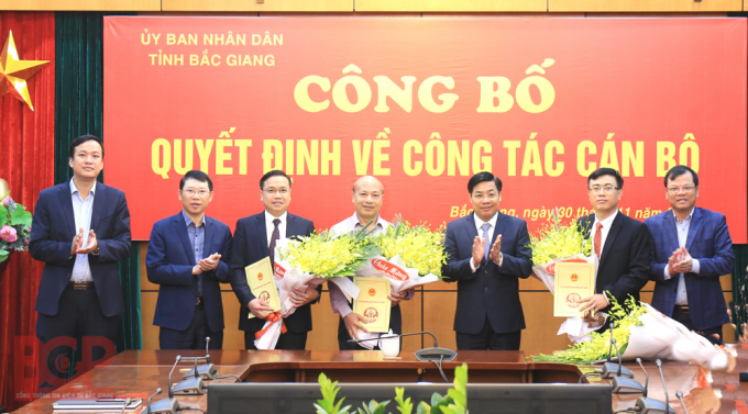 Ông Nguyễn Tiến Cơi - Giám đốc Sở LĐ -TB&amp;amp;XH (áo trắng). Ảnh BGP.