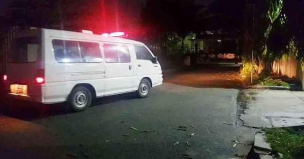 Bị bạn trai ngó lơ khi nói chuyện, cô gái vung dao đâm bạn trai gục tại chỗ