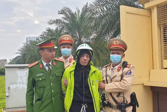 Cảnh sát giao thông khống chế tên cướp có hung khi như phim hành động