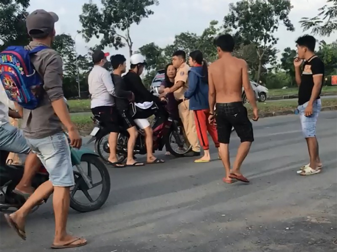 nhau-xin-danh-csgt_kbwj