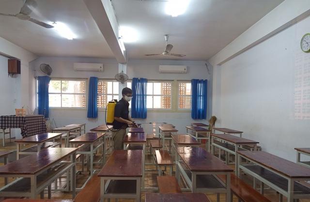 Các địa điểm bệnh nhân từng đến đang khẩn trương được phun hóa chất khử khuẩn (ảnh: Phạm Nguyễn)