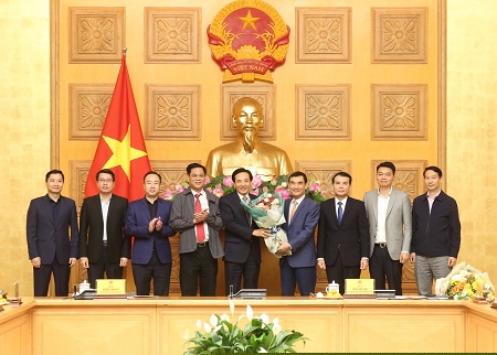 Ban Thường vụ Đảng ủy, l&atilde;nh đạo VPCP tặng hoa ch&uacute;c mừng B&iacute; thư Đảng ủy VPCP Trần Văn Sơn