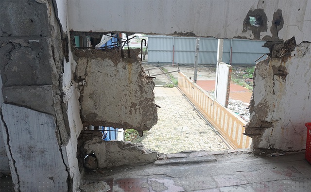 Các lí của các hộ dân đưa ra là mức bồi thường chủ đầu tư chưa thỏa đáng và các hư hỏng nhìn thấy chỉ ở mặt bên ngoài, kết cấu công trình bên trong các căn hộ vẫn an toàn.