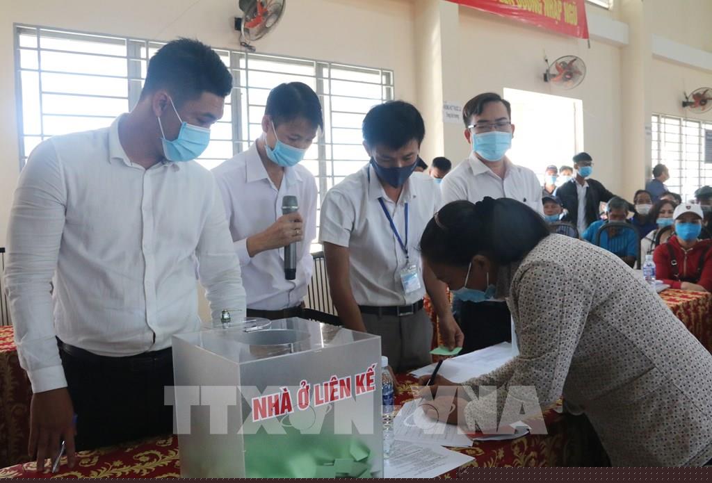 Các hộ dân thuộc diện giải tỏa, di dời ký nhận đất tái định cư đã bốc thăm. Ảnh Lê Xuân TTXVN