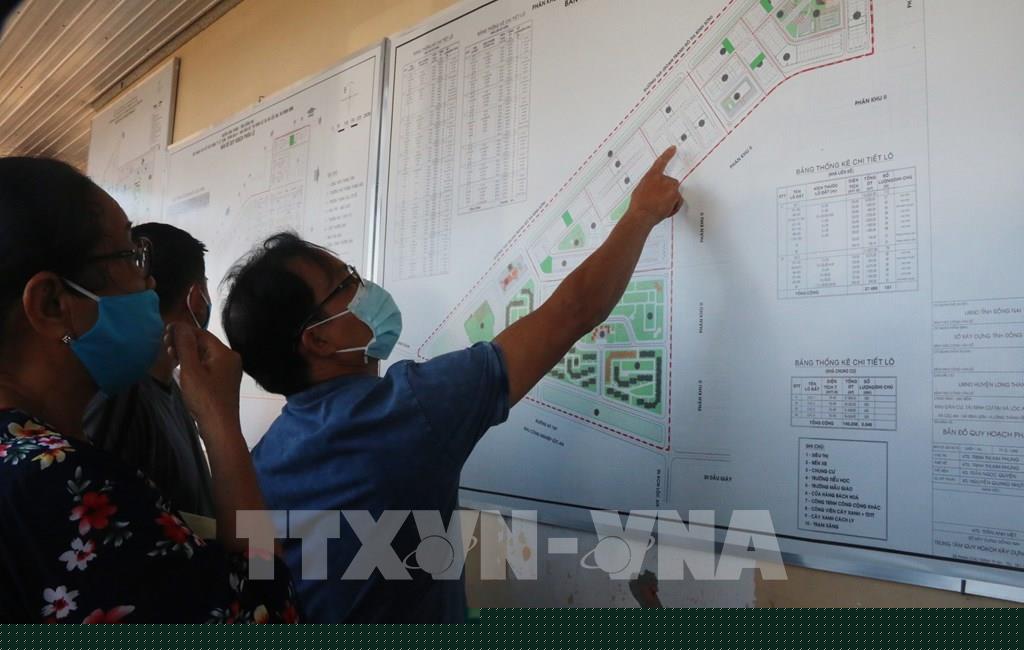Người dân thảm khảo bản đồ quy hoạch khu tại định cư dự án san bay Long Thành.