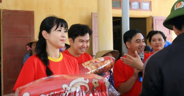 Vượt nghìn dặm xa, văn nghệ sĩ Sài Gòn và người trẻ Bình Phước trao hơn 1 tỷ đồng cho miền Trung